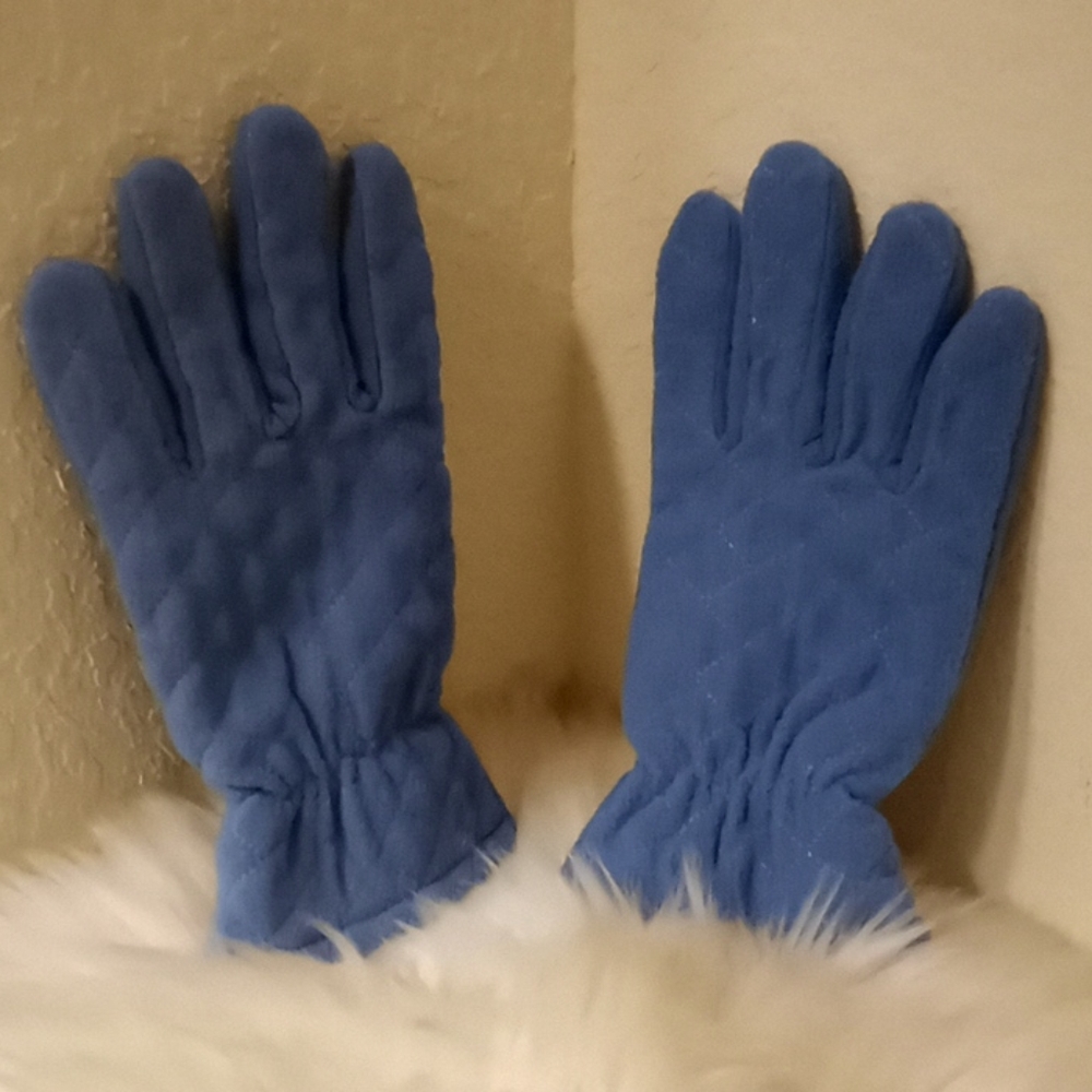 Periwinkle Blue Quilted Fleece Gloves - Picture 11 of 16